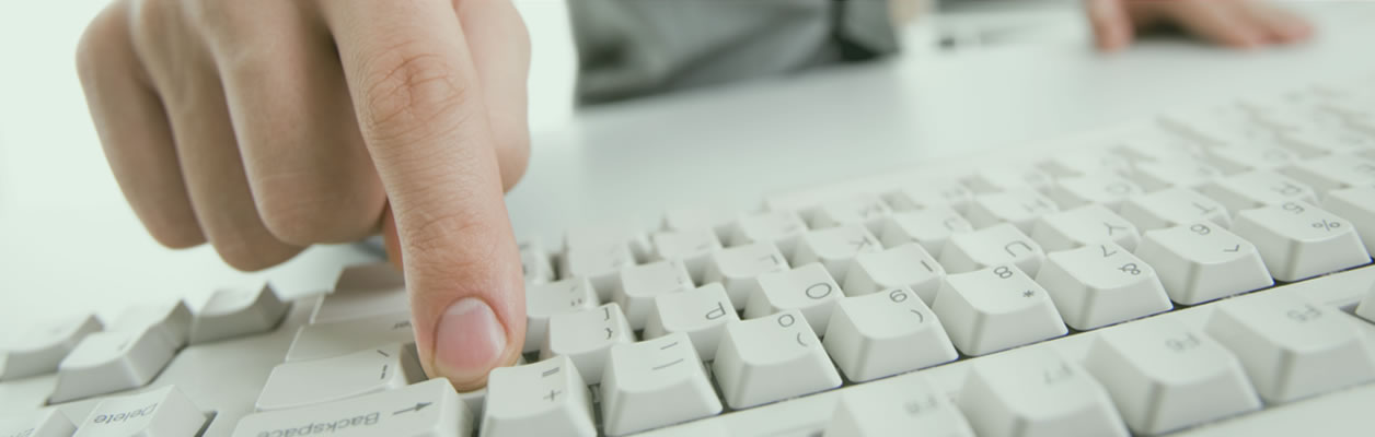 Tus clientes a un click. Una persona usando un teclado.