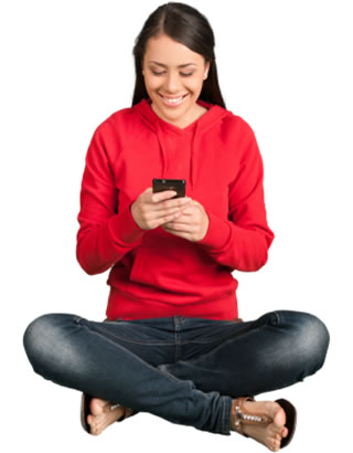 Chica joven sentada con un móvil.